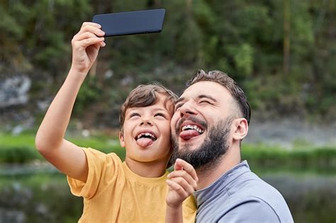 Retrato De Padre Con Hijo En Tel Fono Inteligente Foto Premium