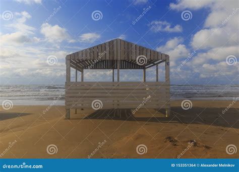 Gazebo De La Playa Que Pasa Por Alto El Mar Tempestuoso Foto De Archivo