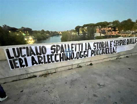 Roma Striscioni Shock Accolgono I Napoletani Foto