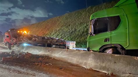 Acidente Caminhao - Acidente entre caminhões deixa três feridos e interdita Dutra por 3h em ...