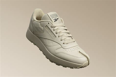Maison Margiela и Reebok выпустили кроссовки-таби в бежевом оттенке | BURO.
