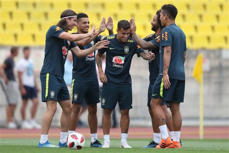 Paulinho Faz Treino Regenerativo à Parte E Seleção Se Despede De Sochi