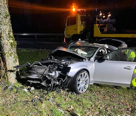 Tholey Autofahrer Kracht Gegen Baum Und Muss Ins Krankenhaus