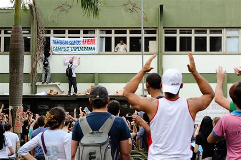 Em protesto vários estudantes ocupam reitoria da UEM