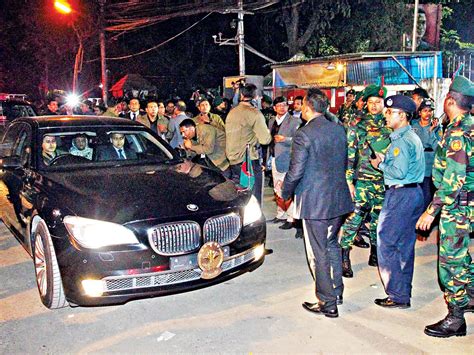 খালেদার কার্যালয়ের ফটক বন্ধ ফিরে এলেন হাসিনা প্রথম আলো