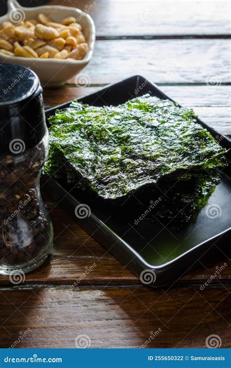 Roasted Seaweed Snack,Korean Seaweed Sheet in Black Dish, Salty Roasted ...