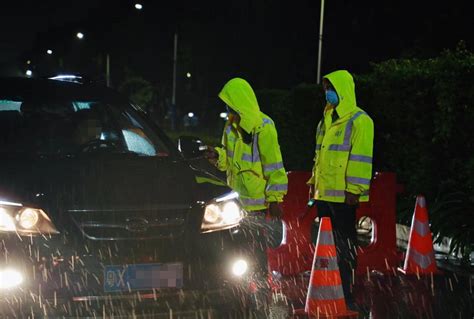 风雨在路上，行车请注意安全→ 澎湃号·政务 澎湃新闻 The Paper