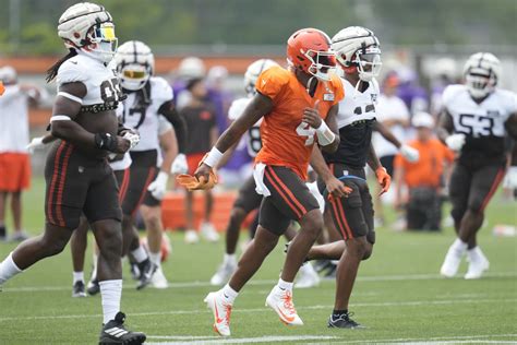 Cleveland Browns Wide Receiver Amari Cooper Leaves Practice Early Due