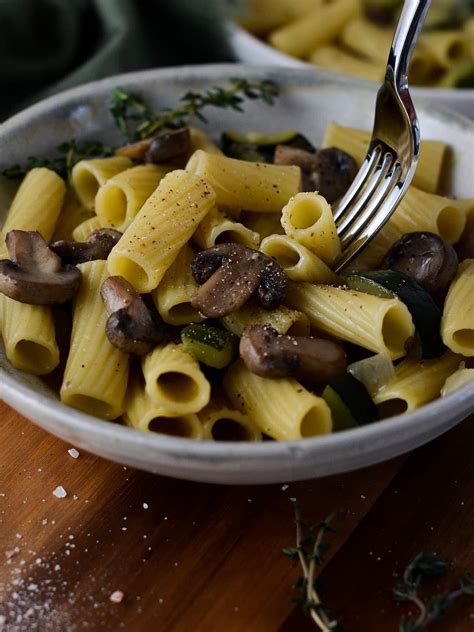 One Pot Zucchini Mushroom Pasta Vegan 20 Minutes Naturallie Plant