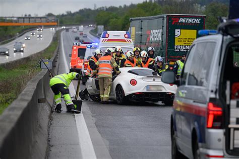 Unfall Auf Der A Lenker Prallte In Linz Mit Ps Starkem Auto Gegen