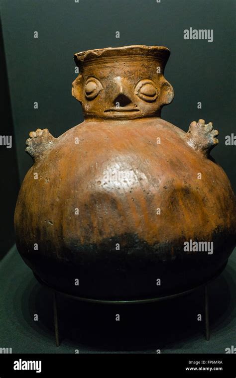 Museum of Pachacamac. Ychsma ceramic (200 AC-600 AC). Lima. Peru Stock Photo - Alamy