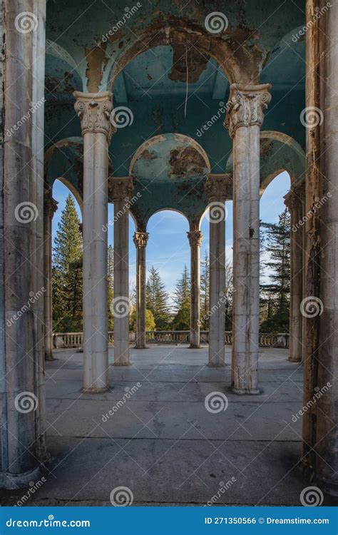 Gran Vestíbulo Con Columnas En Una Antigua Mansión Abandonada Foto de