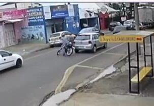 Not Cias De Franca Motociclista Colide Na Traseira De Carro Parado E