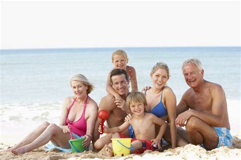 Retrato Da Família De Três Gerações No Feriado Da Praia Imagem de Stock