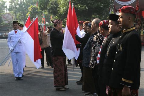 Pemkot Surabaya Sukseskan Pembagian Juta Bendera Merah Putih