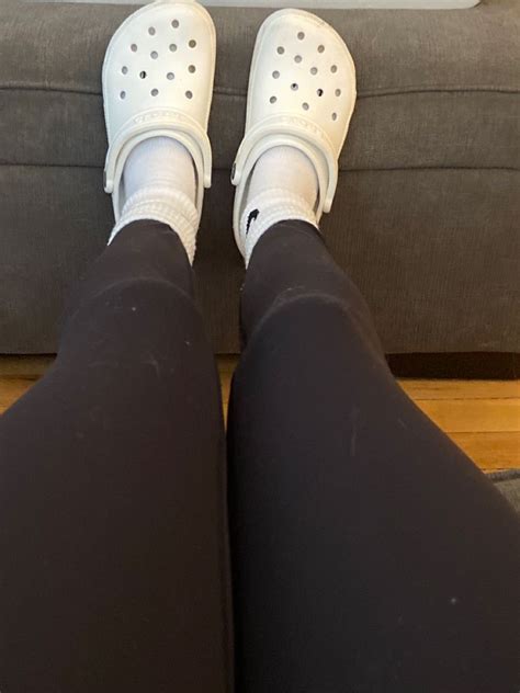 Lulus And Crocks White Crocs Outfits With Leggings Cute Outfits With Leggings