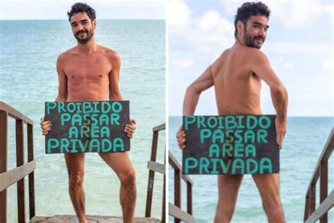 Caio Blat posa nu e provoca fãs frente e verso na praia