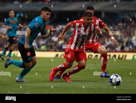 America s Richard Sánchez left chase Necaxa Jairo González who