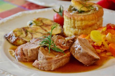 Mira cómo preparar carne de cerdo en salsa de champiñones Nueva Mujer