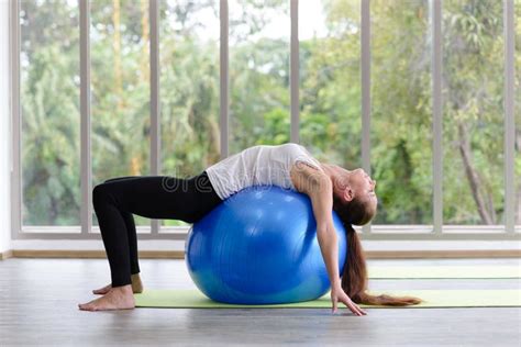 Femme Caucasienne Faisant De L Exercice Avec Ballon D Exercice Fitness