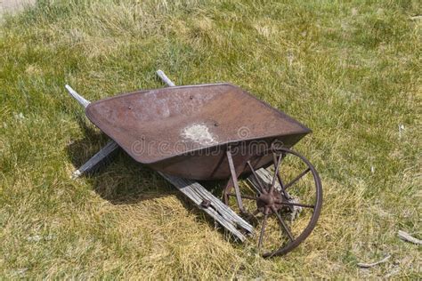 Old Fashioned Wheelbarrow Stock Image Image Of Abandoned 31769789