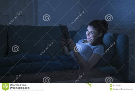 Giovane Bella E Donna Latina Felice Sul Suo S Che Tiene La Ripresa Esterna Della Tv Che Gode A