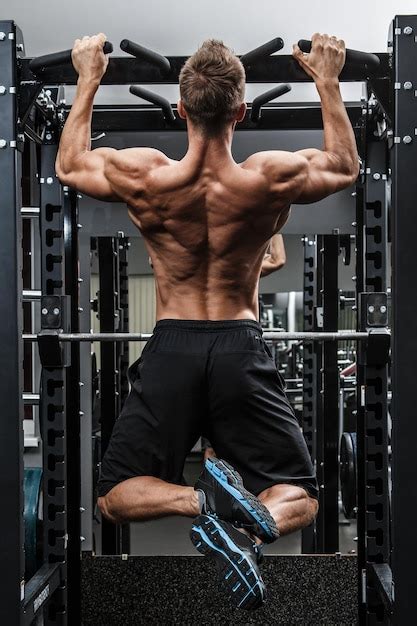 Hombre Musculoso Durante El Entrenamiento En El Gimnasio Foto Premium