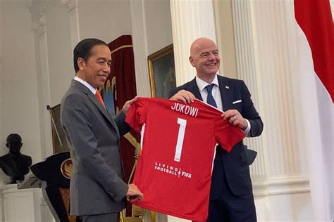 Terima Kunjungan Presiden Fifa Jokowi Dapat Jersey Dan Bola Spesial