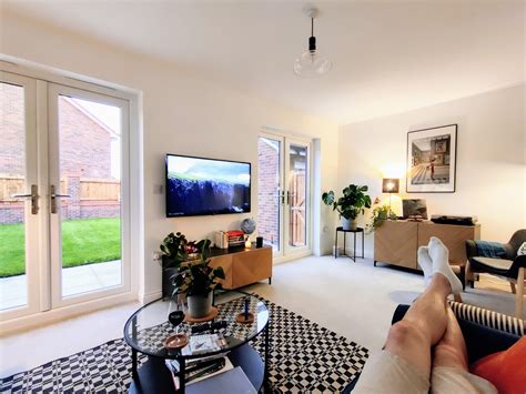 Very smitten with my new living space : r/malelivingspace