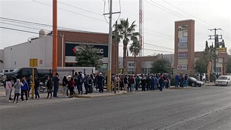 Largas filas en el INE en el último día para tramitar y renovar la