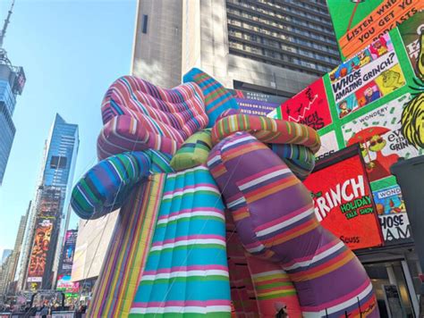 La Argentina Marta Minuj N Expone En Times Square Una Escultura