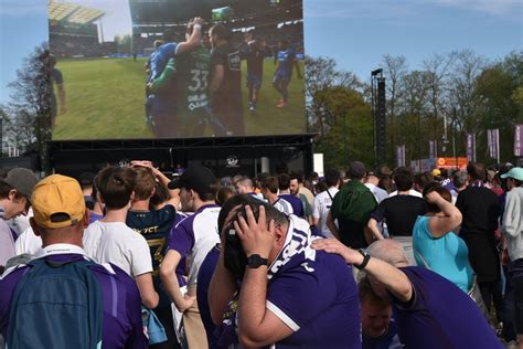 Duizenden Rsca Supporters Treuren Bij Groot Scherm Naast Lotto Park