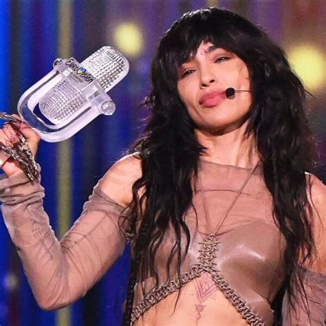 Loreen con su micrófono de cristal tras ganar el Festival de Eurovisión