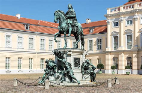 Zeitgenössische Kunst im Ehrenhof Kunstwettbewerb zum Reiterstandbild