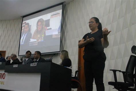 Mundo Paralelo Int Rprete De Libras Promove Inclus O De Portadores De