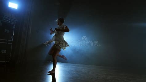 Danseuse De Ballet Moderne Nue Nue Couchée Sur Le Sol Faisant Des Spins Des Pirouettes Et Des