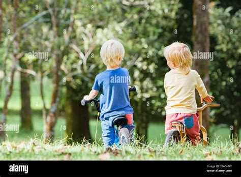 Niños activos montando una bicicleta de equilibrio bicicleta de