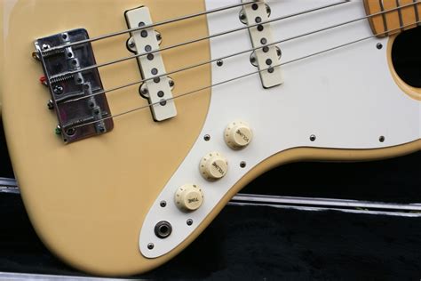 Beautiful 1983 Usa Dan Smith Era Fender Jazz Bass Rare Ivory Finish