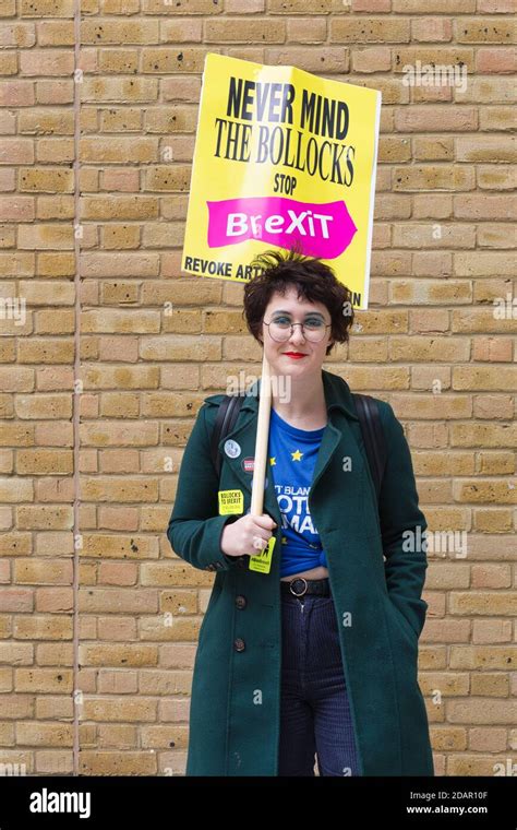 Une Personne Tient Une Pancarte De Protestation Banque De Photographies