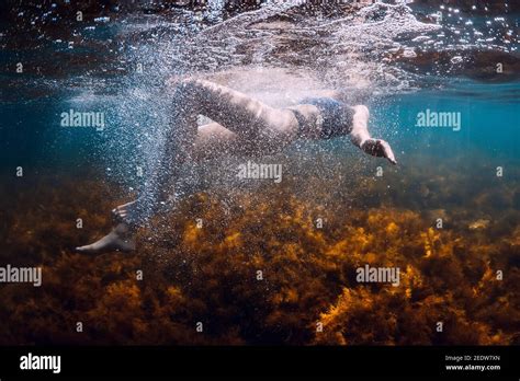 Jeune femme en bikini flottant dans la mer bleue Activités les jours d été en mer Photo Stock
