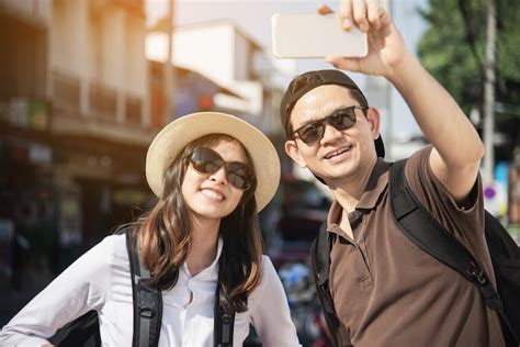 Turista de casal de mochila asiática segurando o mapa da cidade