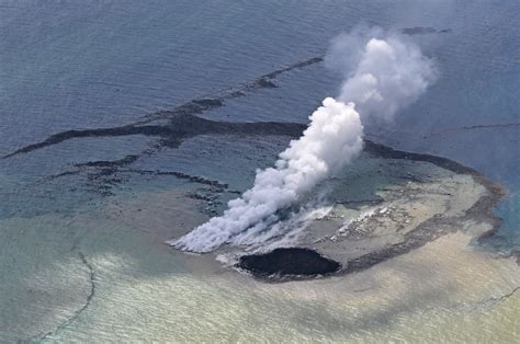 硫黄島で噴石伴う噴火 数分に1度、20m噴き上げ 本社機撮影 写真特集610 毎日新聞