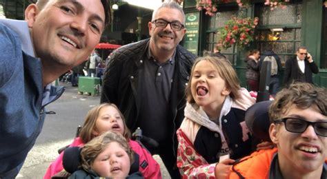 Coppia gay adotta quattro bambini disabili Non potremmo essere più felici GuardaCheVideo it