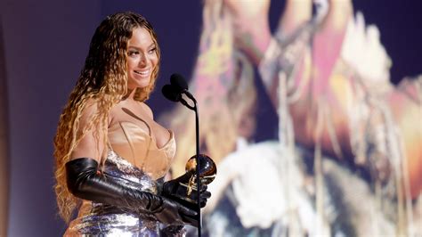 Beyoncé Grammy Awards 2023 Il Look Gucci Con Lo Styling Del Cugino Kj