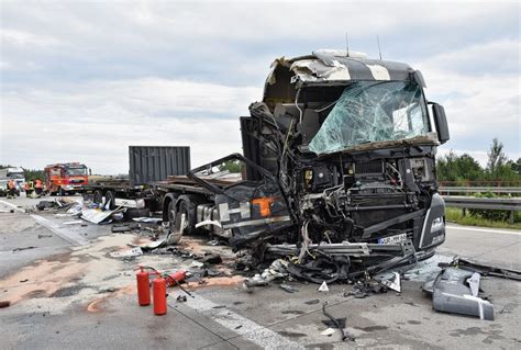 Lkw Unfall Auf Der A F Hrerhaus F Ngt Feuer Blick Westsachsen