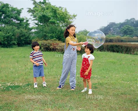 【シャボン玉遊びをする子供】の画像素材10006448 写真素材ならイメージナビ