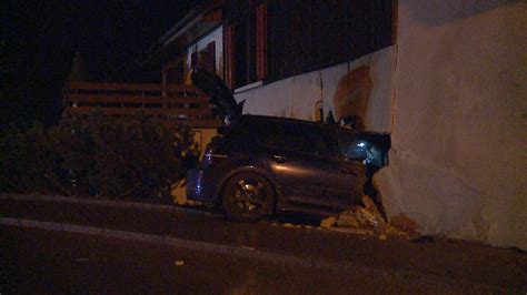 Unfall In Seon Auto Donnerte In Eine Hausmauer Telem