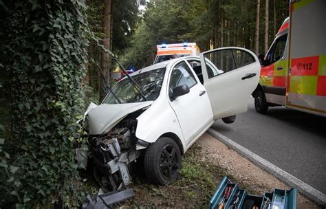 Autofahrerin Prallt Bei Taching Gegen Baum Rettungshubschrauber Im Einsatz