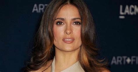 Fani są w zachwycie gdy Salma Hayek świętuje urodziny hipnotyzującymi momentami w bikini