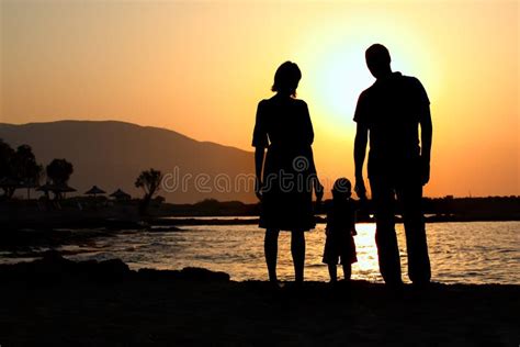 Junge Familie Am Sonnenuntergang Stockbild Bild Von Strand Sch N